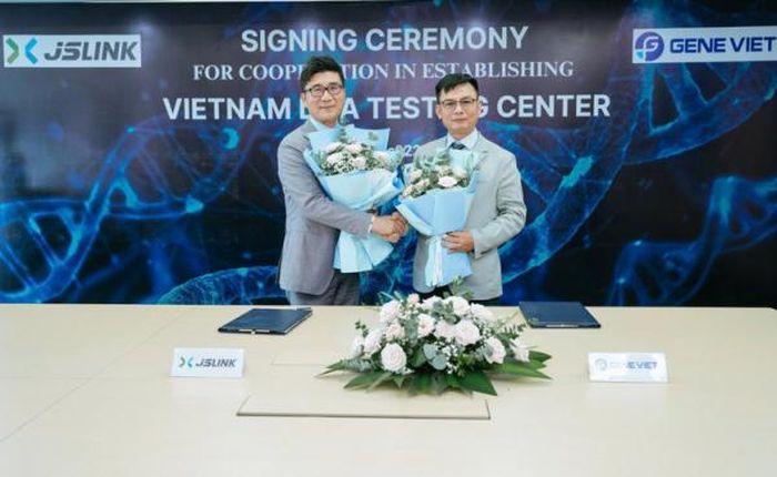 Đại diện Công ty JS Link (Hàn Quốc) và Đại diện Công ty Cổ phần Sinh học phân tử Gene Viet (bên phải)