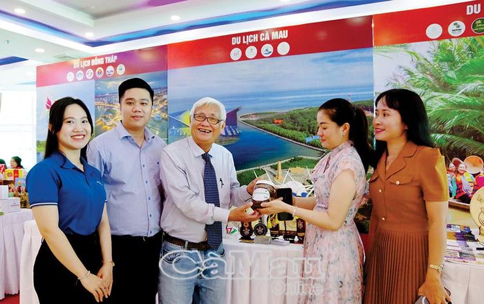 Doanh nghiệp du lịch quảng bá sản phẩm OCOP Cà Mau trong sự kiện du lịch tại TP Cần Thơ.