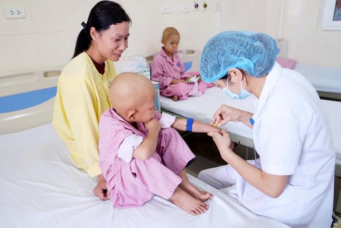 Chăm sóc bệnh nhi ung thư tại Bệnh viện K. Ảnh: BVCC