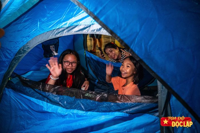 Trước đó, ngày 24/8, gia đình từng chọn vị trí ngồi tại ngã tư Nguyễn Thái Học - Chu Văn An nhưng góc nhìn không thuận lợi. Thông qua đợt đi xem diễu binh này, chị Thơm mong muốn các con, cháu được trải nghiệm không khí đặc biệt, từ đó nuôi dưỡng tình yêu nước và niềm tự hào dân tộc. 