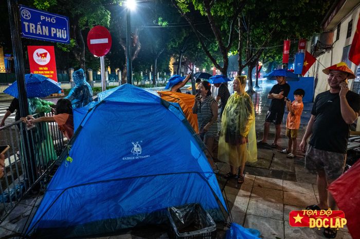  Gia đình chị Đỗ Thị Thơm (phương Hoàng Mai) gồm 9 người, trong đó có 8 trẻ nhỏ, đã có mặt từ 7h30 sáng 26/8. Chị chuẩn bị đầy đủ đồ ăn - từ bếp nướng thịt, gà luộc cho tới thịt hộp, bò khô - và thuê 2 chiếc lều để cả nhà cùng chờ xem diễu binh. 