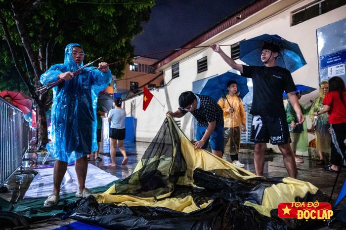  Chị Thơm và gia đình sau đó đã hạ lều. Chị dự định cho cả nhà ngủ tại ôtô và dậy sớm, xếp hàng giữ chỗ vào sáng hôm sau. 