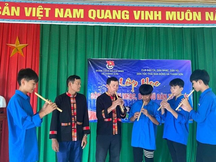 Lớp học dân ca, dân vũ, nhạc cụ bản Bộng, xã Thành Sơn (nay là Thành Bình Thọ)