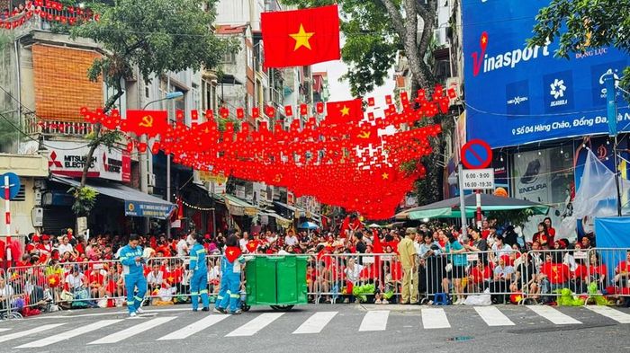 Đằng sau dòng người háo hức đi xem lễ sơ duyệt diễu binh, diễu hành, bóng của các cô công nhân vệ sinh môi trường lặng thầm làm việc. Họ giữ cho không gian sự kiện xanh, sạch, đẹp – góp phần tạo nên diện mạo trang nghiêm, rực rỡ.