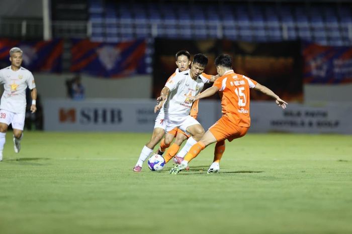 SHB Đà Nẵng (phải) có cản được đà tiến của Ninh Bình FC?