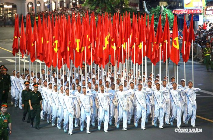 Sau khi đi qua lễ đài, các khối đi bộ diễu binh, diễu hành sẽ di chuyển đến cuối đường Hùng Vương và tách ra theo 3 tuyến.