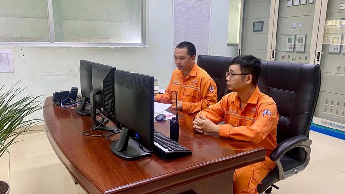 Các kỹ sư trực điều hành tại Nhà máy Thủy điện Bắc Bình.