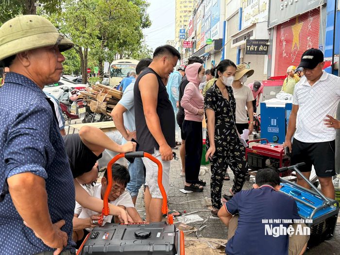Thợ lắp đặt không ngơi tay. Ảnh: Thanh Nga