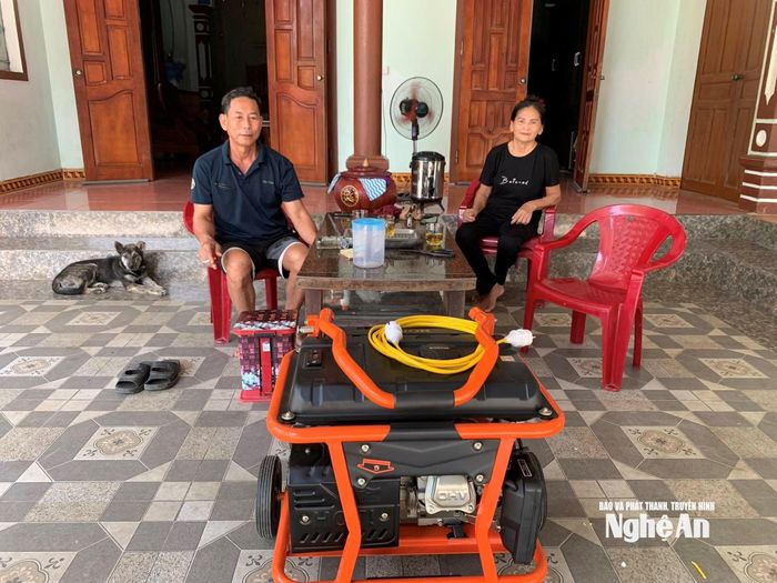 Nhiều gia đình nông thôn chủ động mua sắm máy phát điện chủ động mùa mưa bão. Ảnh: T.P