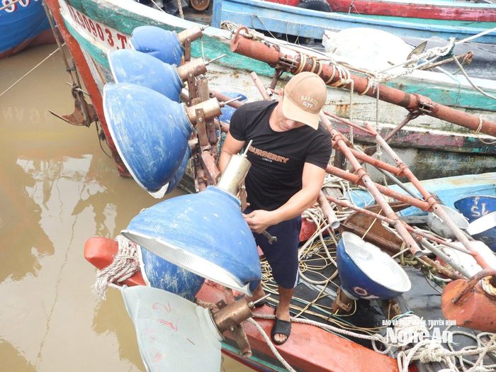 Kiểm tra lại thiết bị đèn, điện kỹ trước khi xuất bến. Ảnh: T.P