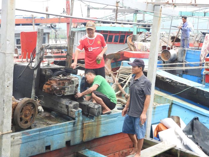 Ngư dân phường Tân Mai kiểm tra máy móc, tiếp nhiên liệu sẵn sàng ra khơi. Ảnh: T.P