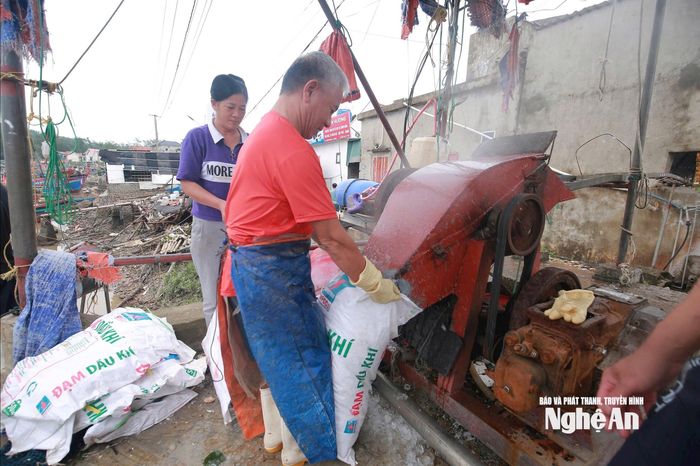 Do mất điện diện rộng nên ngư dân phường Quỳnh Mai phải mua đá lạnh từ Thanh Hóa về, chi phí đội thêm song vẫn phải chấp nhận. Ảnh: T.P