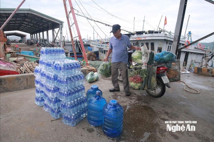Một số mặt hàng nhu yếu phẩm tăng giá nhẹ khiến chi phí chuyến biển tăng cao. Ảnh: T.P