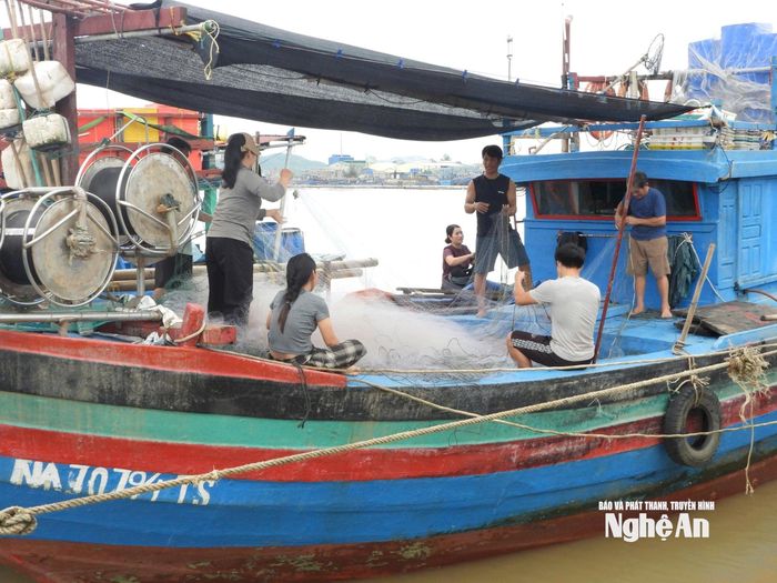 Ngư dân tất bật chuẩn bị ngư lưới cụ để vươn khơi sau những ngày nghỉ tránh trú bão. Ảnh: T.P