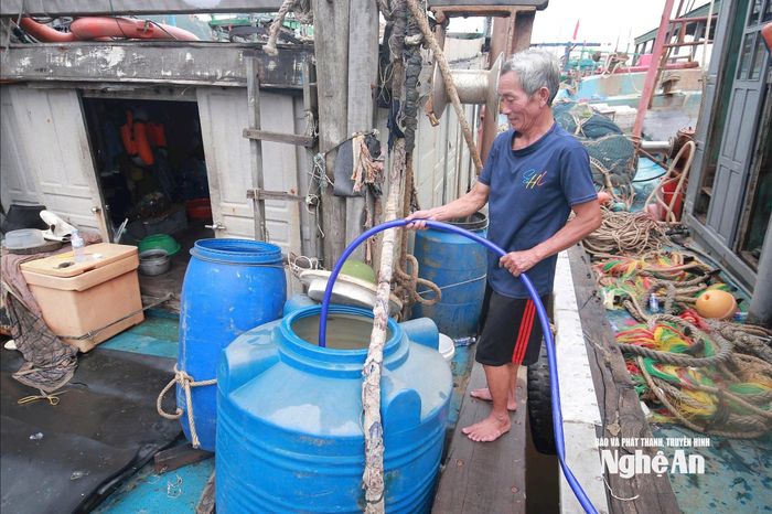 Bơm nước ngọt lên thuyền chuẩn bị cho những chuyến biển dài ngày. Ảnh: T.P