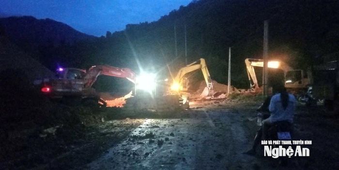 Các đơn vị quản lý giao thông xuyên đêm san gạt điểm sạt lở đoạn qua xã Mỹ Lý. Ảnh: PV