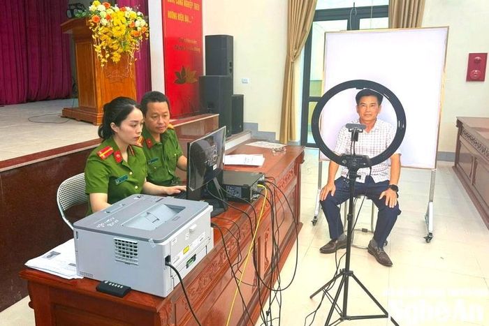 Công an phường Vinh Hưng thu nhận hồ sơ cấp đổi thẻ đảng viên. Ảnh: Quỳnh Trang