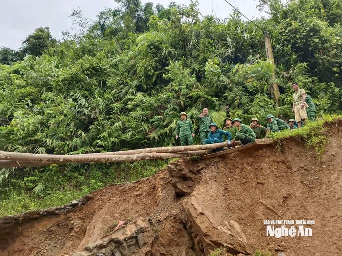 Các lực lượng cùng chính quyền địa phương dựng xong cầu tạm. Ảnh: Hải Thượng