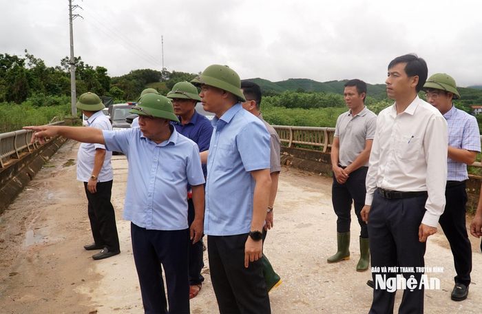 Đồng chí Nguyễn Văn Đệ kiểm tra xây dựng hệ thống kênh tiêu Châu Bình. Ảnh: Phú Hương