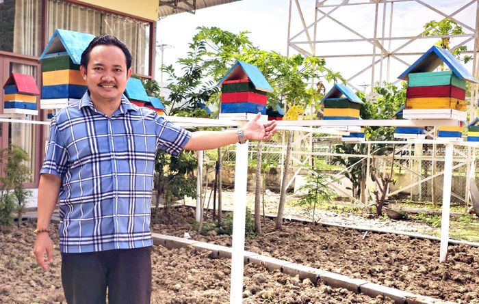 Mô hình thử nghiệm nuôi và khai thác mật ong dú trong vườn cây ăn trái, kết hợp trồng xen kẽ một số cây thảo dược. Ảnh: THANH TIẾN