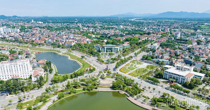 Phường Việt Trì có dân số đông thứ ba, đây được coi là trung tâm chính trị, hành chính của tỉnh Phú Thọ