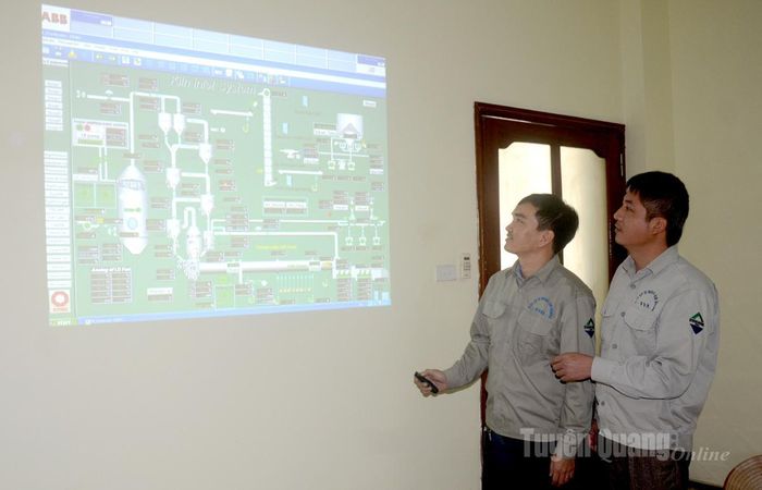 Công nhân công ty trình bày sáng kiến góp phần nâng cao năng suất, chất lượng sản phẩm.