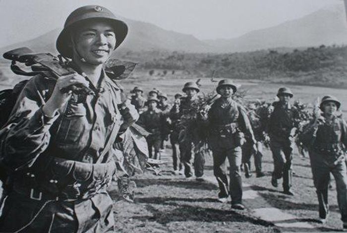 Ánh sáng lý tưởng từ hình tượng anh bộ đội Cụ Hồ rực rỡ tỏa ra cả bầu trời thế giới. Ảnh: TL