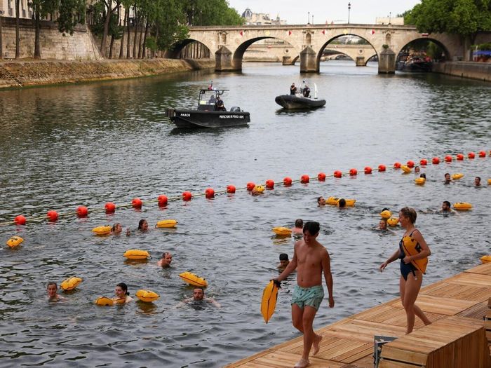 Các quan chức phát hiện thi thể thứ 5 ở một khu vực ven sông Seine thuộc thủ đô Paris, Pháp. Ảnh: France24