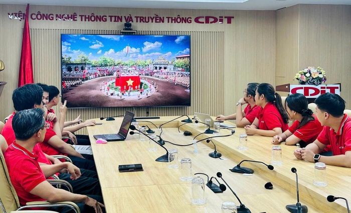 Các nghiên cứu viên của Viện Công nghệ Thông tin và Truyền thông CDIT trao đổi về dự án “Trở về thời khắc thiêng liêng”