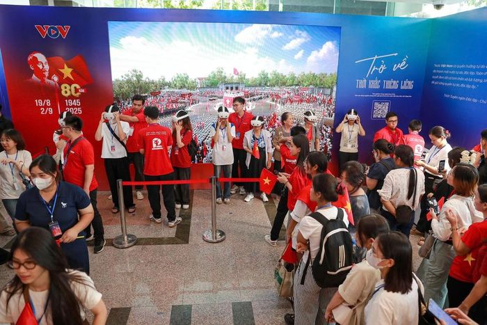 Hàng nghìn lượt người trải nghiệm dự án “Trở về thời khắc thiêng liêng” trong ngày ra mắt