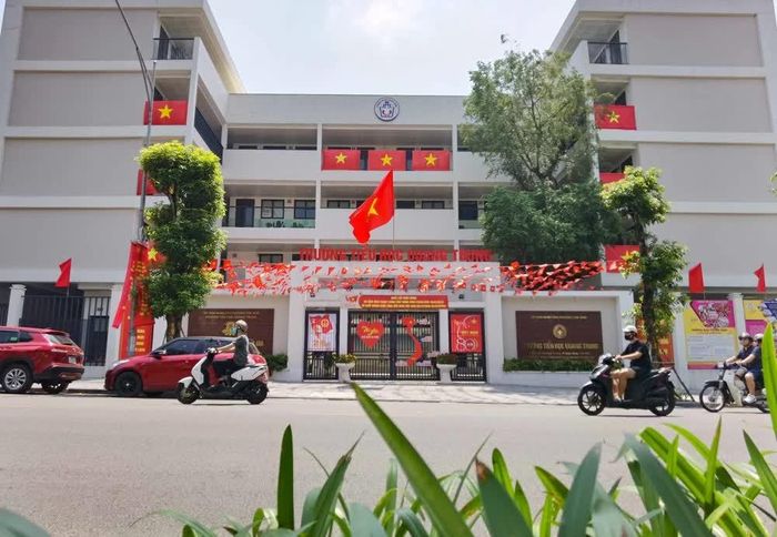 Nhiều trường học trang trí rực rỡ nhân dip kỷ niệm 80 năm Ngày Quốc khánh (2/9) và sẵn sàng cho lễ khai giảng năm học mới 2025 - 2026 vào 5/9 tới đây. Ảnh: Thanh Tùng - TTXVN