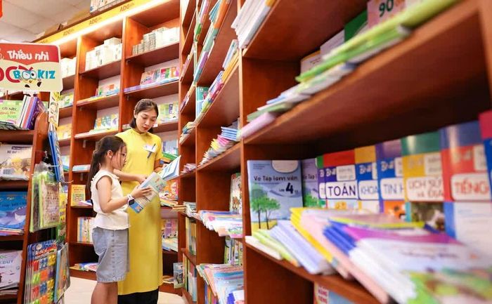Nhà xuất bản Giáo dục Việt Nam đảm bảo cung ứng đầy đủ sách giáo khoa cho năm học mới 2025 - 2026. Ảnh: Thanh Tùng - TTXVN