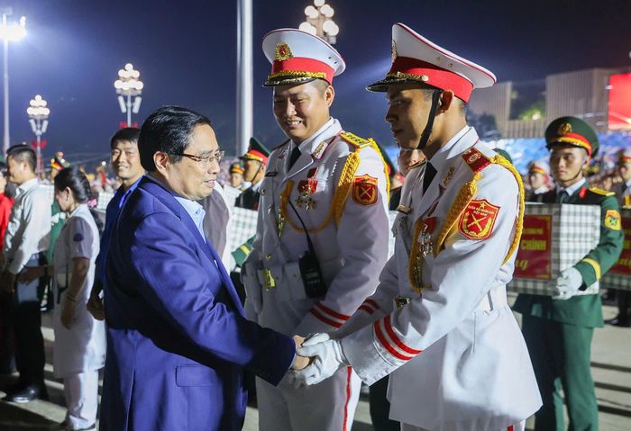  Thủ tướng Phạm Minh Chính động viên và tặng quà các khối tham gia buổi sơ duyệt A80 