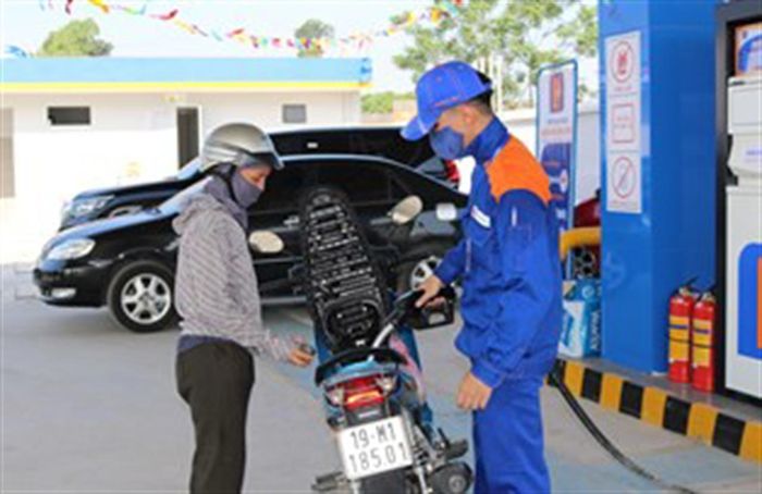 Từ 15h chiều nay, giá xăng tiếp tục tăng lần thứ 2 liên tiếp, mức tăng 271 - 307 đồng mỗi lít, tùy loại. (Ảnh: PLX)