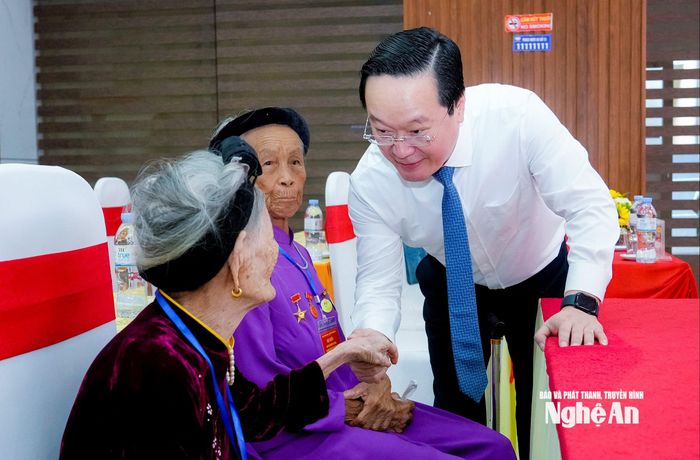 Bí thư Tỉnh ủy Nguyễn Đức Trung ân cần thăm hỏi sức khỏe các Mẹ Việt Nam anh hùng. Ảnh: Phạm Bằng