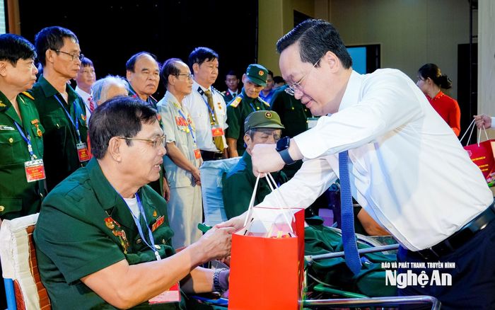 Bí thư Tỉnh ủy Nguyễn Đức Trung trao quà tri ân các bác thương binh, bệnh binh, người có công, gia đình chính sách. Ảnh: Phạm Bằng