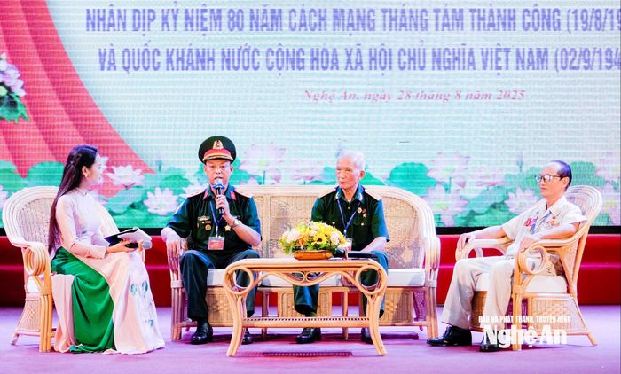 Đại diện các Anh hùng Lực lượng vũ trang nhân dân, thương, bệnh binh, người hoạt động kháng chiến bị địch bắt tù đày chia sẻ kỷ niệm trong những năm tháng chiến đấu trên các chiến trường và hành trình vượt qua khó khăn, cống hiến sức mình trong lao động, sản xuất. Ảnh: Phạm Bằng