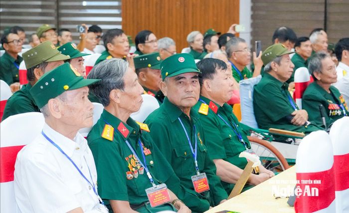 Các đại biểu người có công với cách mạng, gia đình chính sách tiêu biểu tham dự chương trình. Ảnh: Phạm Bằng