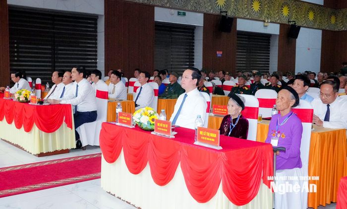 Các đồng chí lãnh đạo tỉnh, cùng 135 người có công với cách mạng, gia đình chính sách tiêu biểu năm 2025 tham dự chương trình. Ảnh: Phạm Bằng
