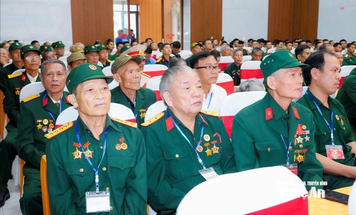 135 người có công với cách mạng, gia đình chính sách tiêu biểu tham dự chương trình. Ảnh: Phạm Bằng