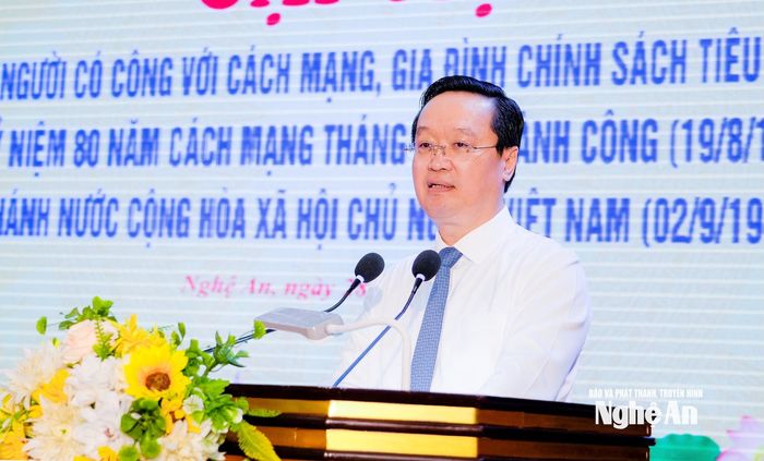 Bí thư Tỉnh ủy Nguyễn Đức Trung bày tỏ lòng tri ân sâu sắc và đánh giá rất cao ý chí tự lực, tự cường, những đóng góp to lớn của người có công, gia đình chính sách đối với sự nghiệp xây dựng, bảo vệ và phát triển quê hương, đất nước trong hành trình 80 năm qua. Ảnh: Phạm Bằng
