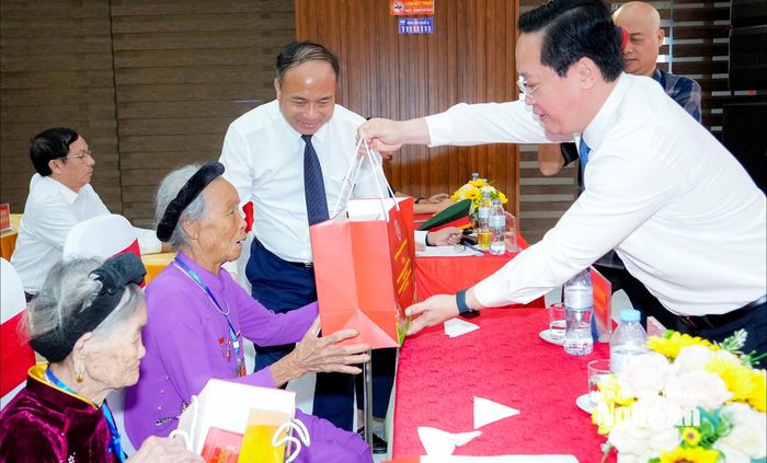 Bí thư Tỉnh ủy Nguyễn Đức Trung trao quà tri ân các Mẹ Việt Nam anh hùng. Ảnh: Phạm Bằng
