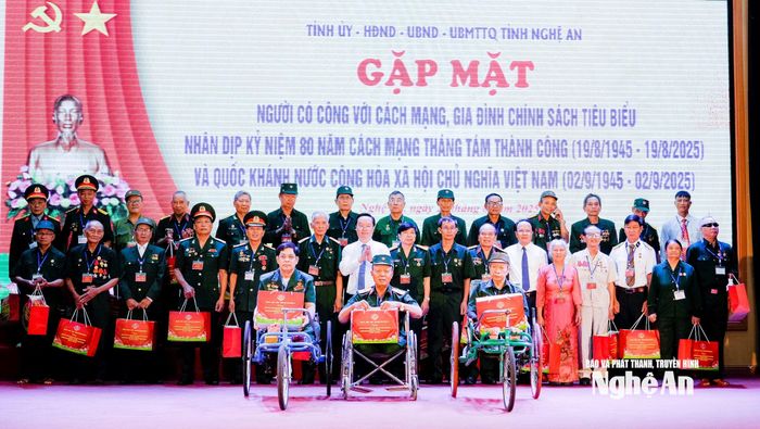 Bí thư Tỉnh ủy Nguyễn Đức Trung và Phó Chủ tịch Thường trực HĐND tỉnh Nguyễn Nam Đình trao quà tri ân người có công, gia đình chính sách tiêu biểu. Ảnh: Phạm Bằng