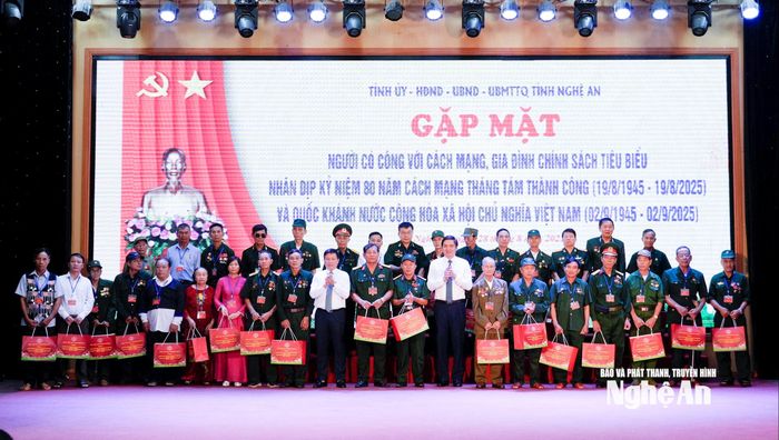 Phó Bí thư Thường trực Tỉnh ủy, Chủ tịch HĐND tỉnh Hoàng Nghĩa Hiếu và Phó Chủ tịch UBND tỉnh Hoàng Phú Hiền trao quà tri ân người có công, gia đình chính sách tiêu biểu. Ảnh: Phạm Bằng