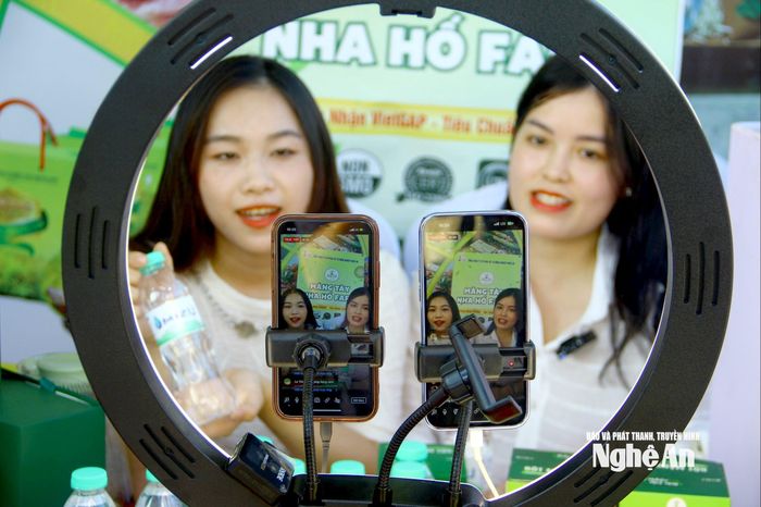 Các chủ thể, đơn vị thích ứng linh hoạt, livestream bán các sản phẩm OCOP. Ảnh: Q.A