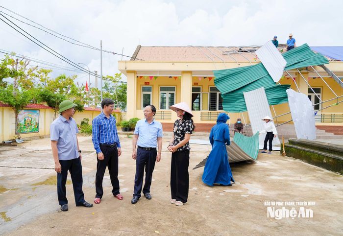 Đoàn công tác kiểm tra việc khắc phục bão số 5 tại Trường Tiểu học Tăng Thành. Ảnh: T.L
