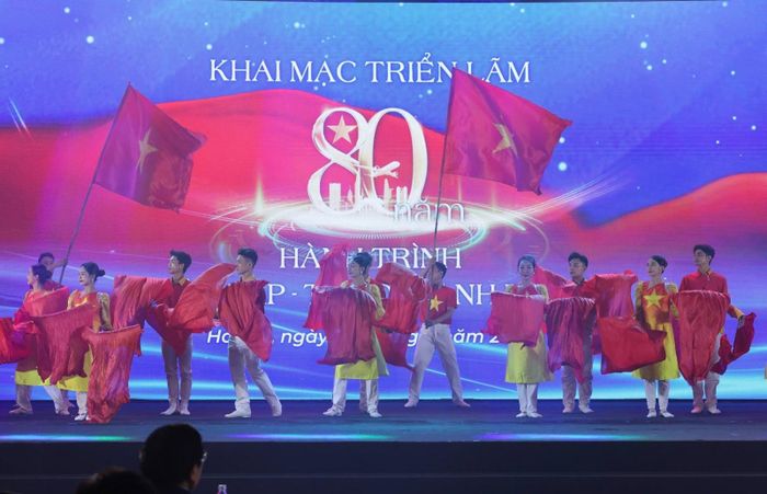 Tiết mục văn nghệ tại Lễ khai mạc Triển lãm. Ảnh: VGP/Nhật Bắc
