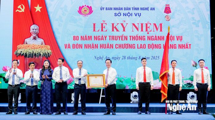 Sở Nội vụ đón nhận Huân chương Lao động hạng Nhất. Ảnh: Phạm Bằng