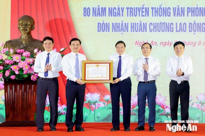 Chủ tịch nước đã Quyết định tặng thưởng Huân chương Lao động hạng Nhất cho tập thể Văn phòng UBND tỉnh (lần thứ hai). Ảnh: Thành Duy