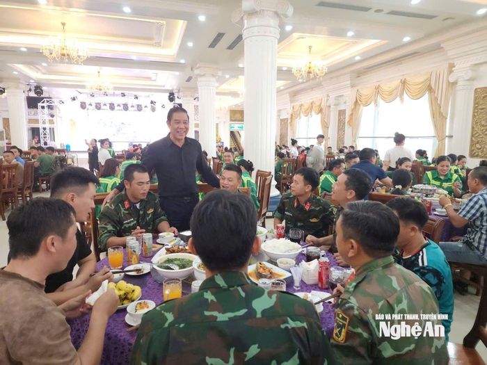 Ông Lê Văn Hồng (đứng) thăm hỏi các chiến sĩ bộ đội. Ảnh: Tiến Hùng
